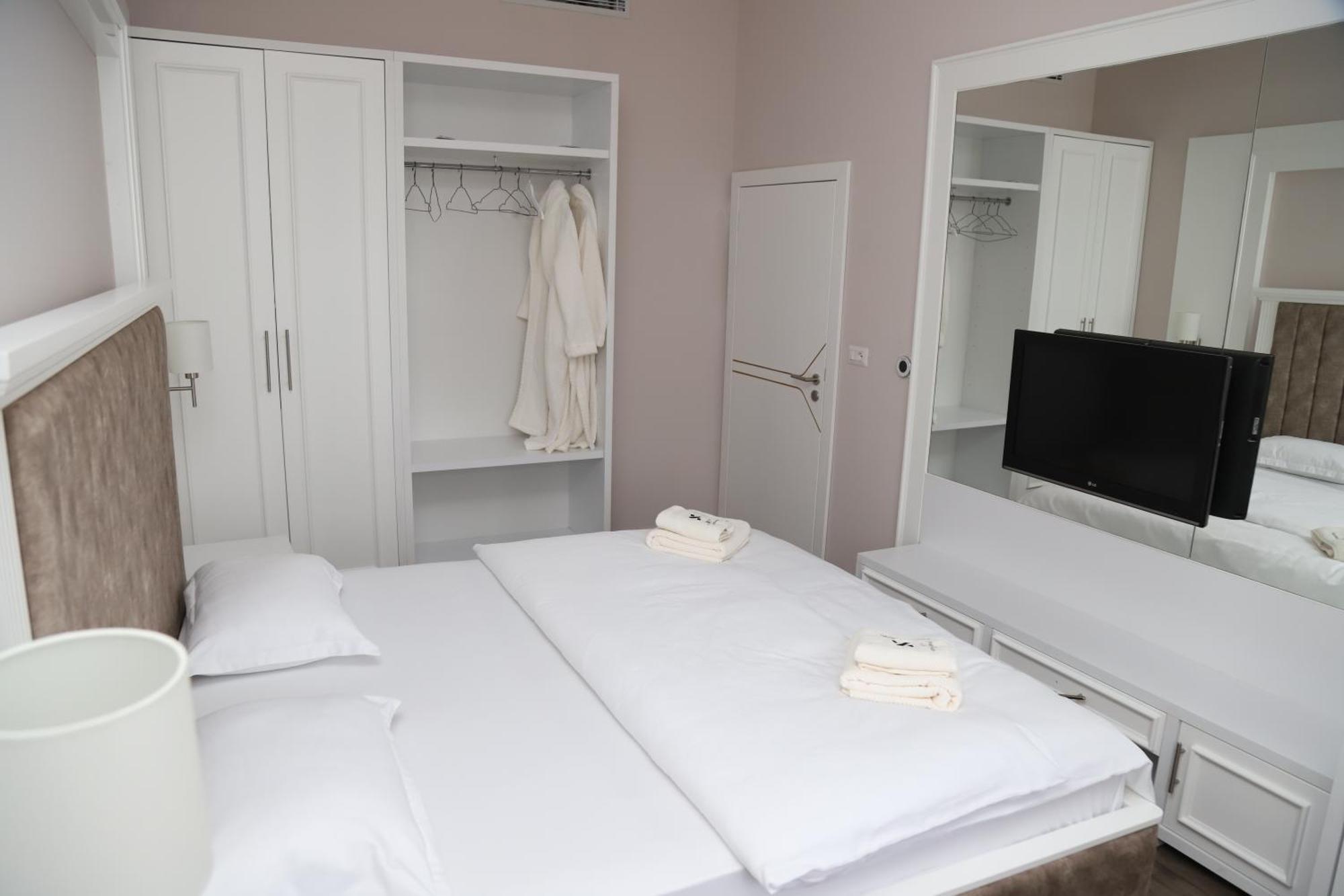 Sky Hotel Prizren Exteriör bild