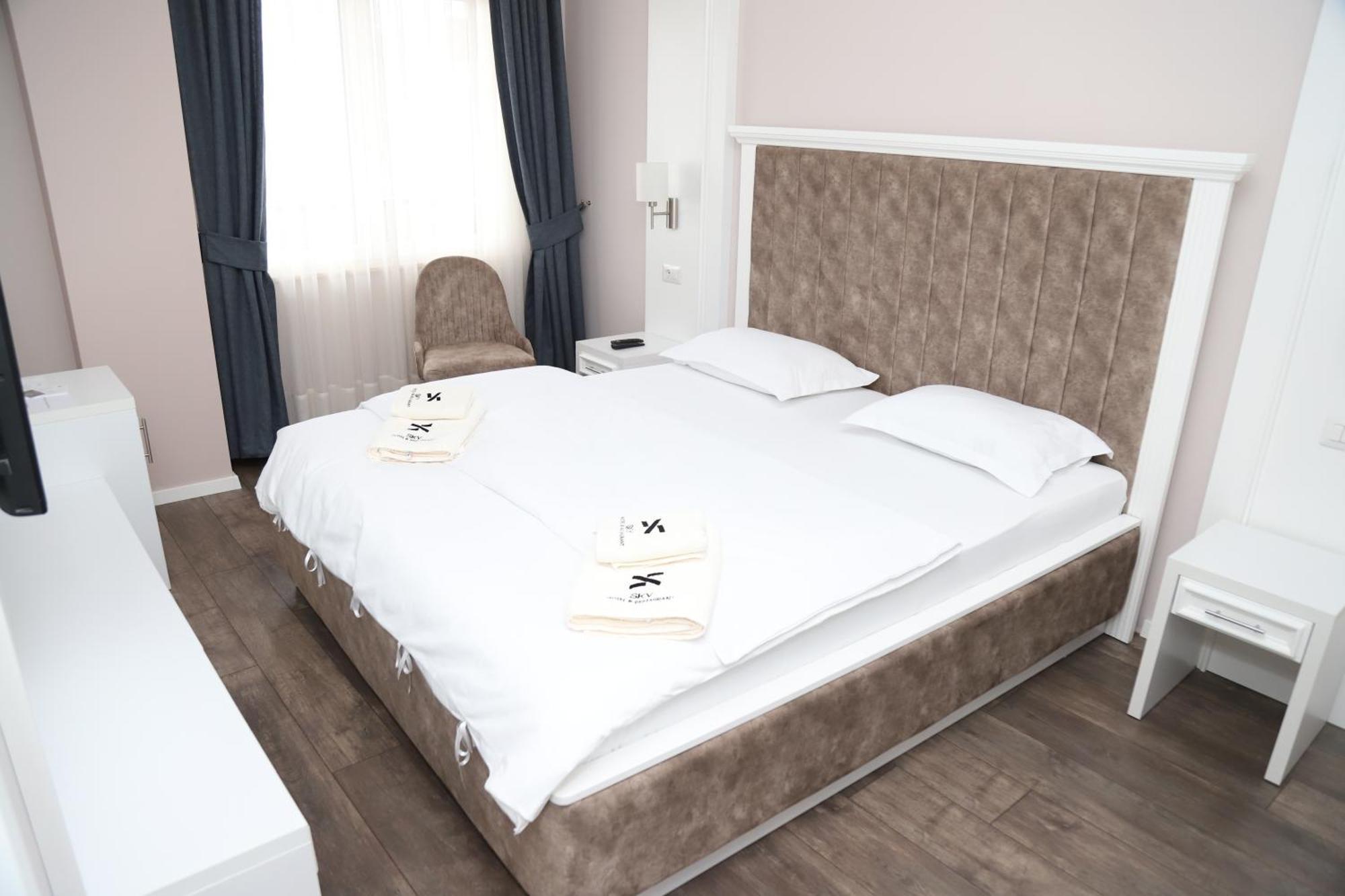 Sky Hotel Prizren Exteriör bild