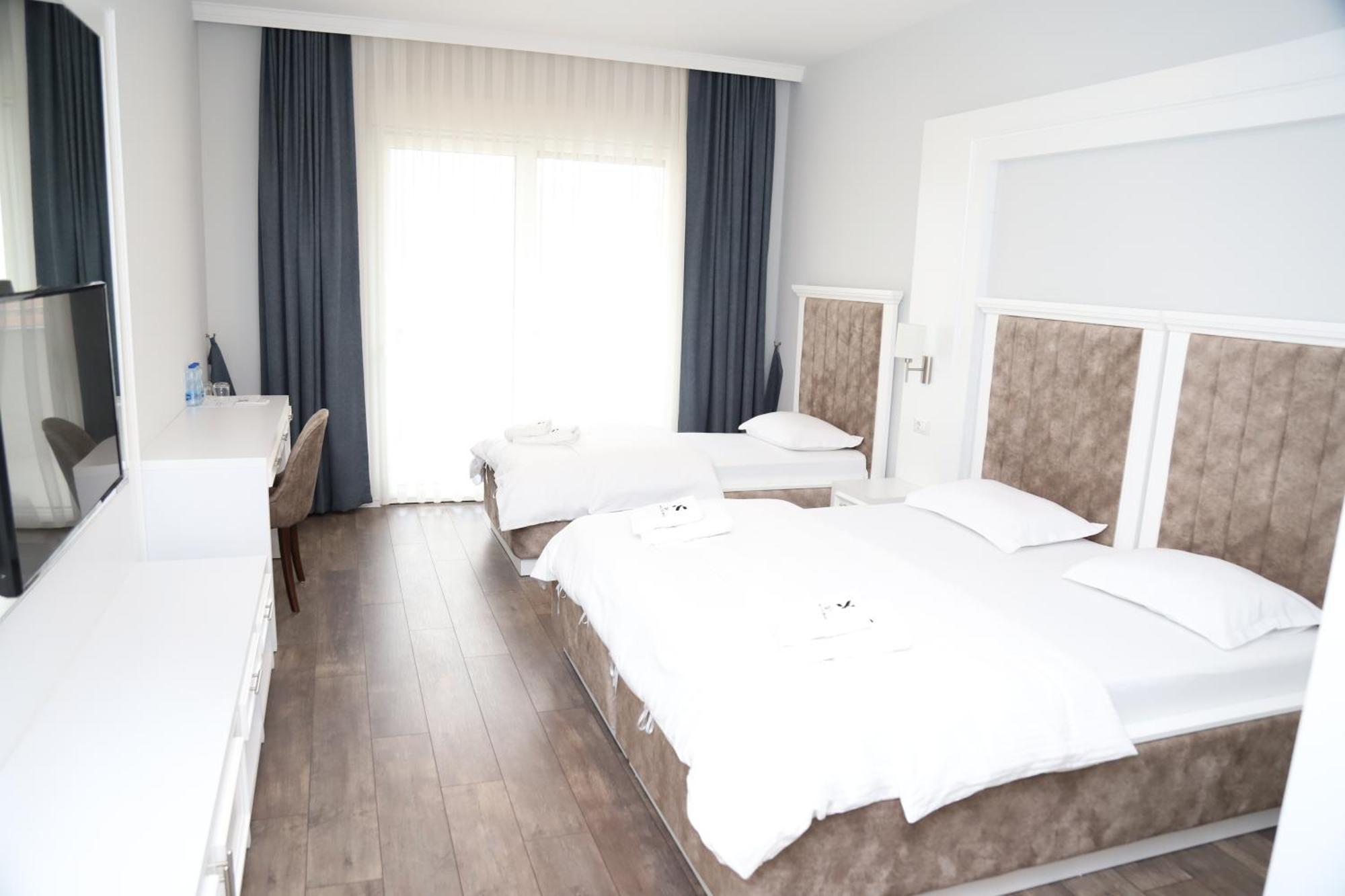 Sky Hotel Prizren Exteriör bild