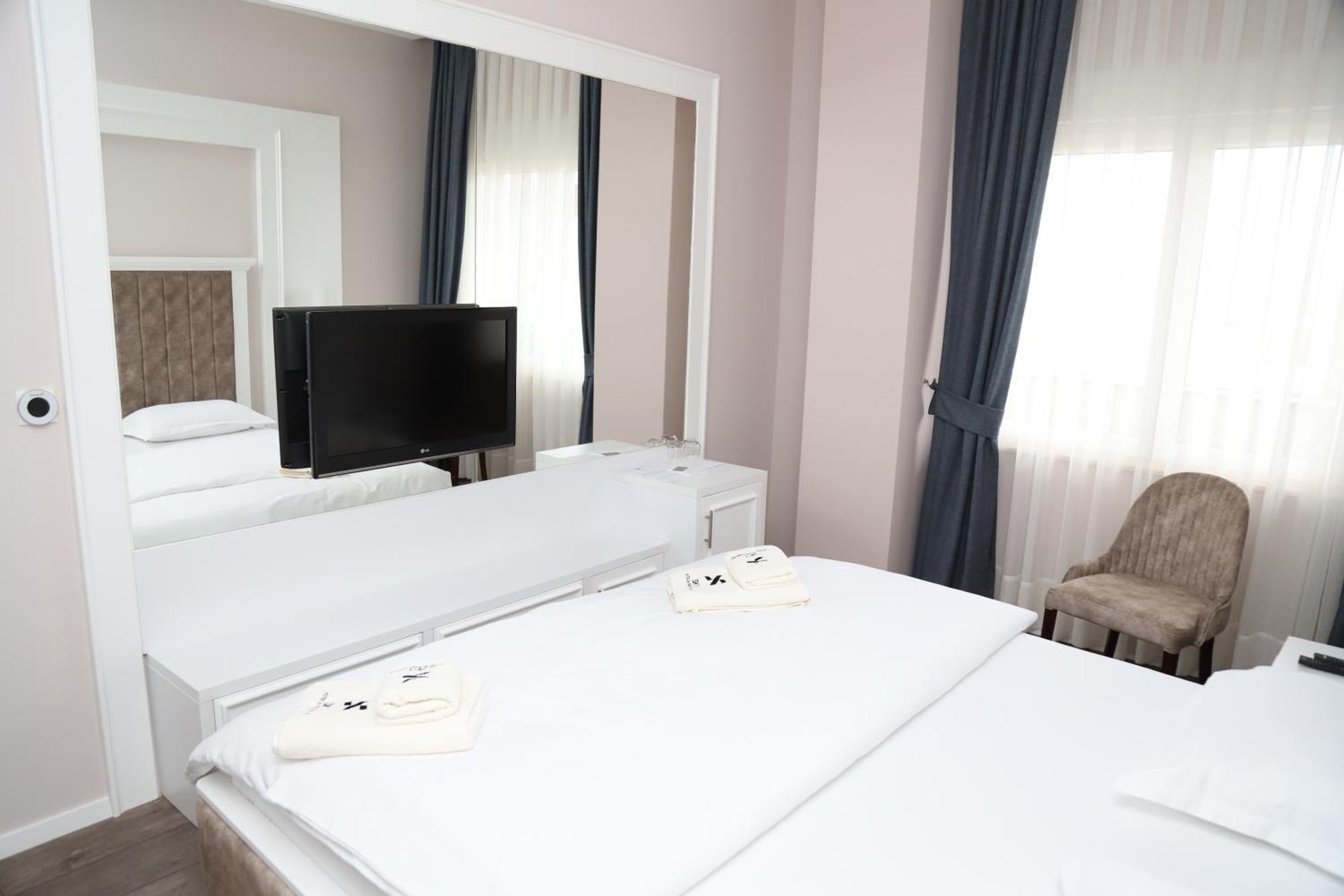Sky Hotel Prizren Exteriör bild