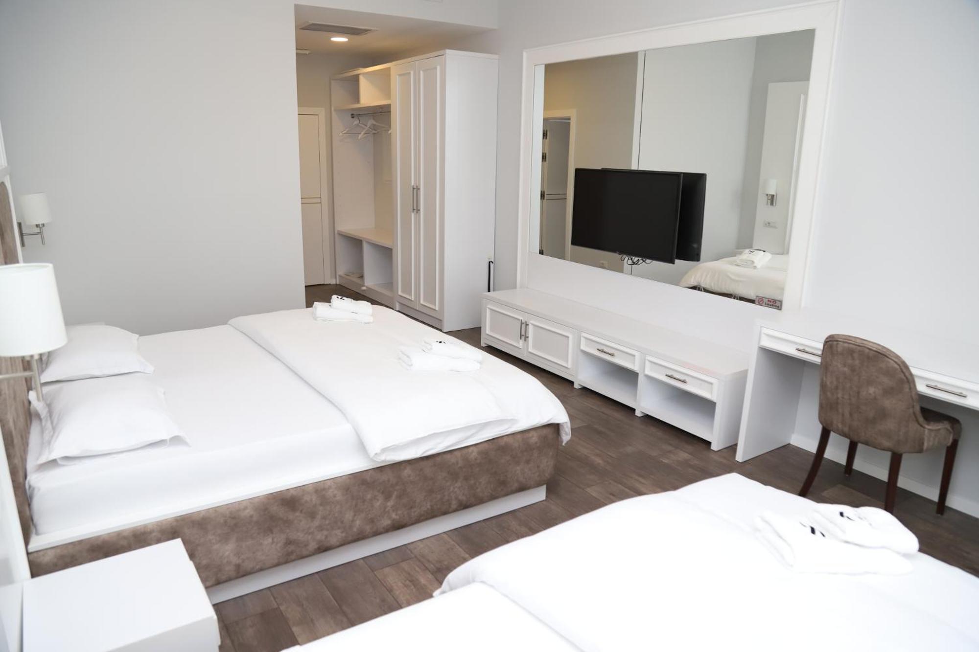 Sky Hotel Prizren Exteriör bild