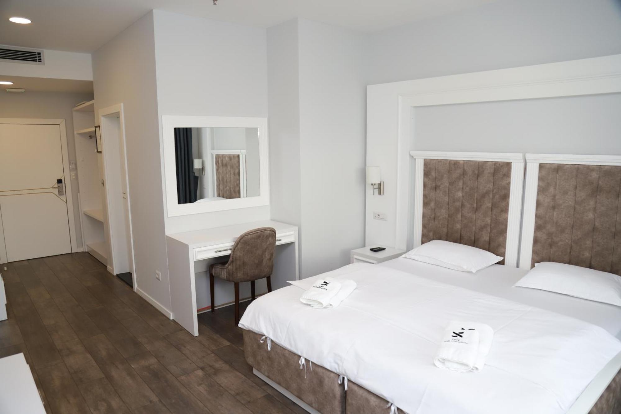 Sky Hotel Prizren Exteriör bild