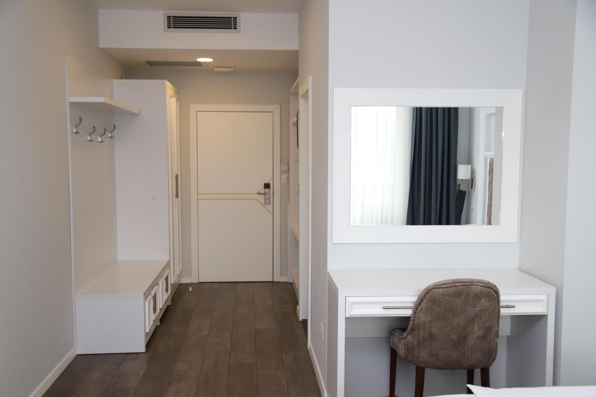 Sky Hotel Prizren Exteriör bild