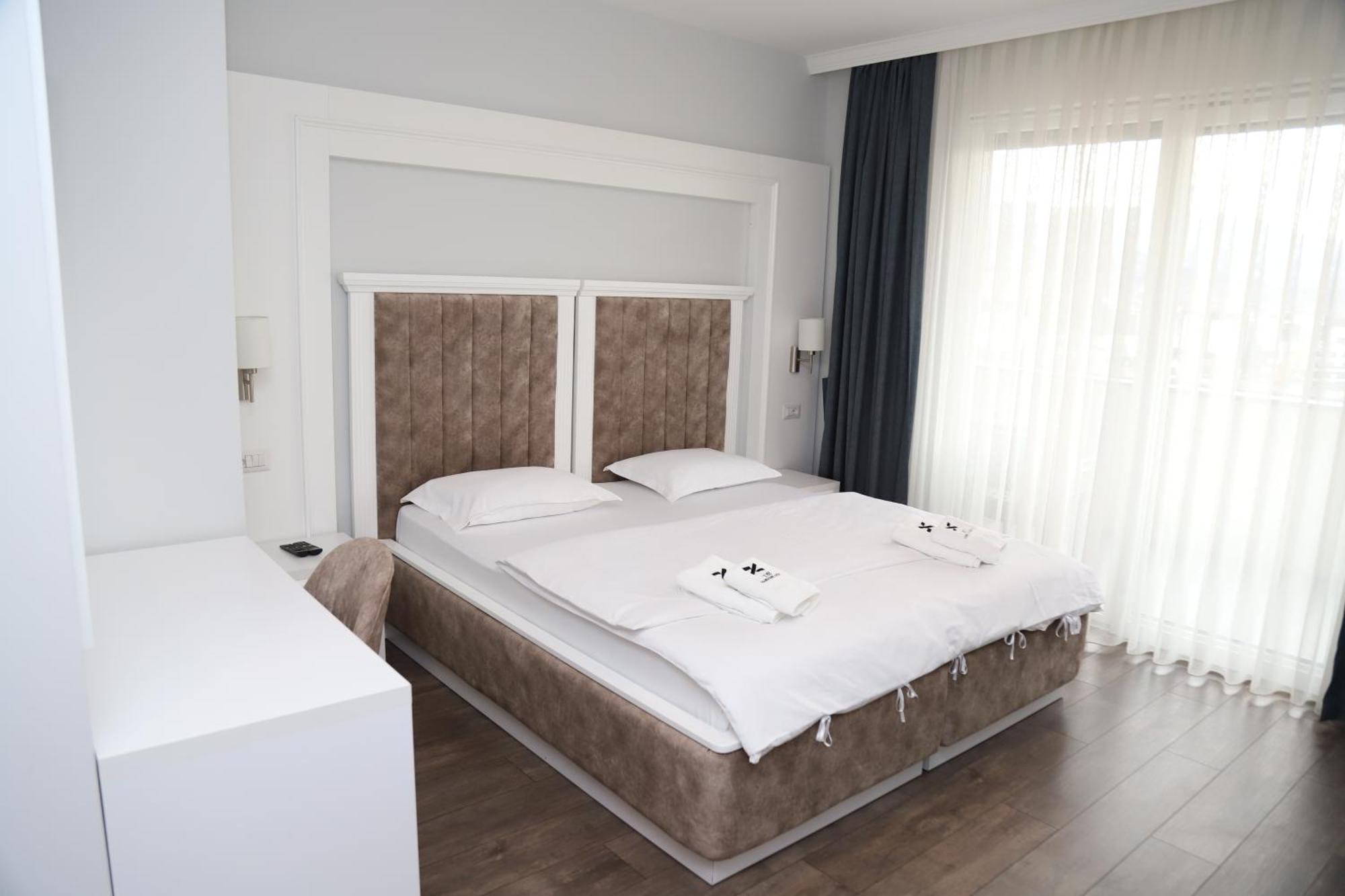 Sky Hotel Prizren Exteriör bild