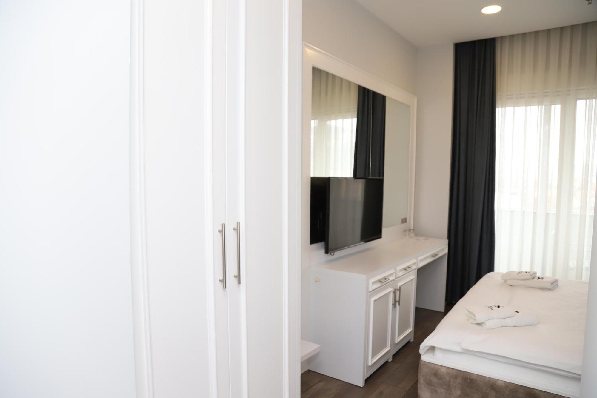 Sky Hotel Prizren Exteriör bild