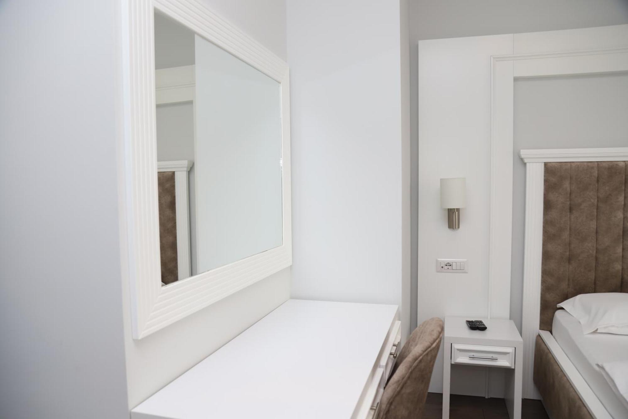 Sky Hotel Prizren Exteriör bild