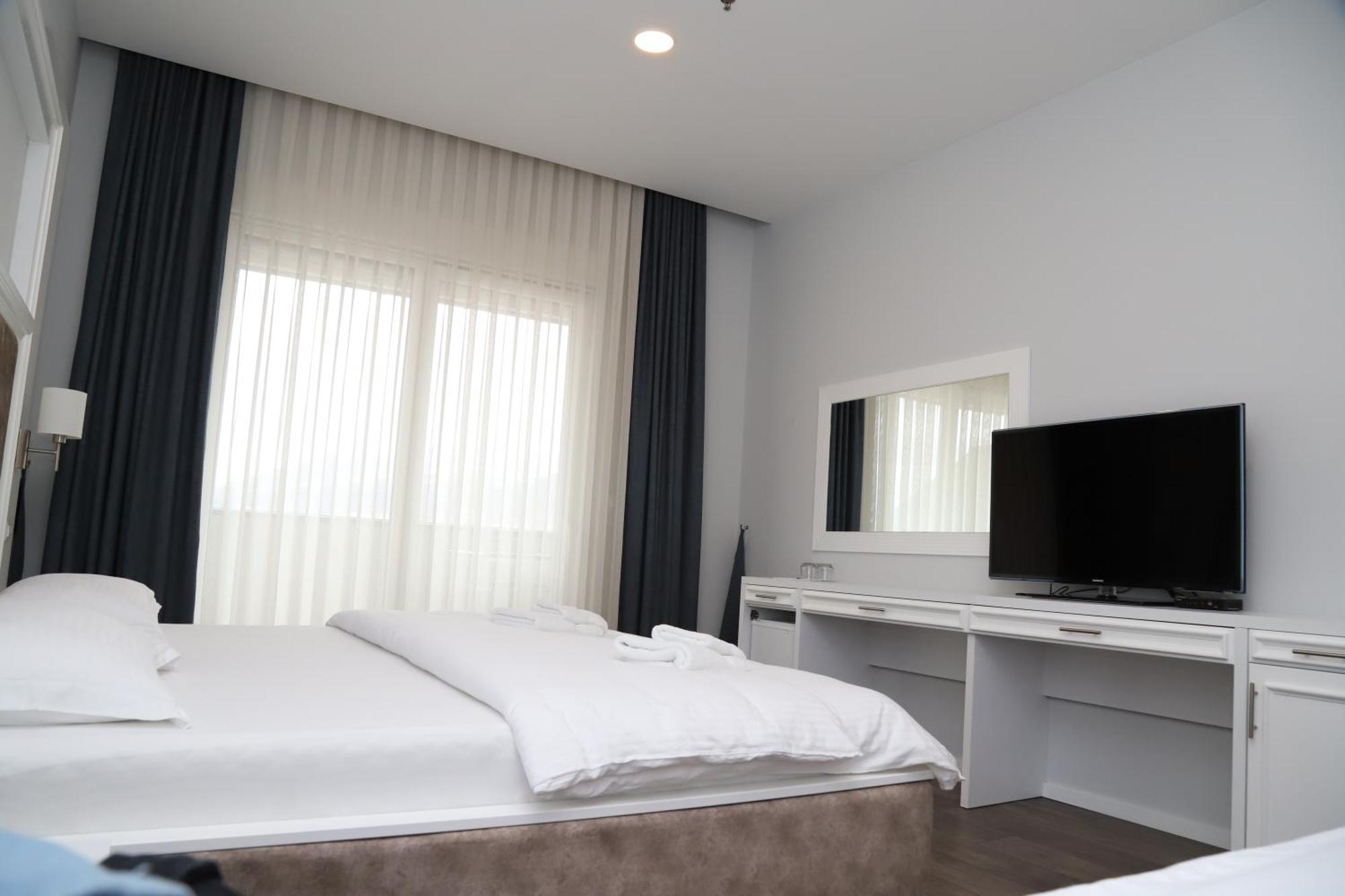 Sky Hotel Prizren Exteriör bild